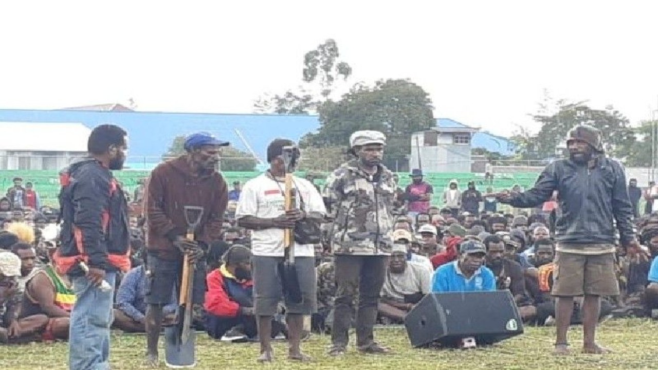 Mediasi dengan keluarga korban kerusuhan Sinakma di Wamena, Rabu (28/2/2023). ANTARA/HO-Penrem 172/PWY