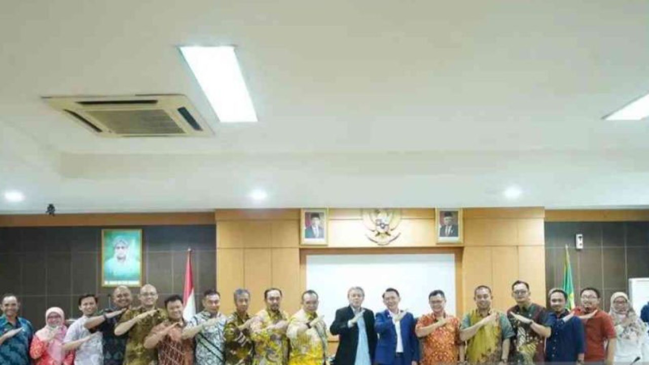 Penjabat Bupati Bekasi Dani Ramdan (jas biru) berforo bersama jajaran perangkat daerah dan tim ITB usai diskusi publik bersama tim akademisi Institut Teknologi Bandung di ruang rapat KH. Raden  Ma'mun Nawawi, Lantai 2 Gedung Bupati Bekasi, Jumat.  (ANTARA/Pradita Kurniawan Syah).