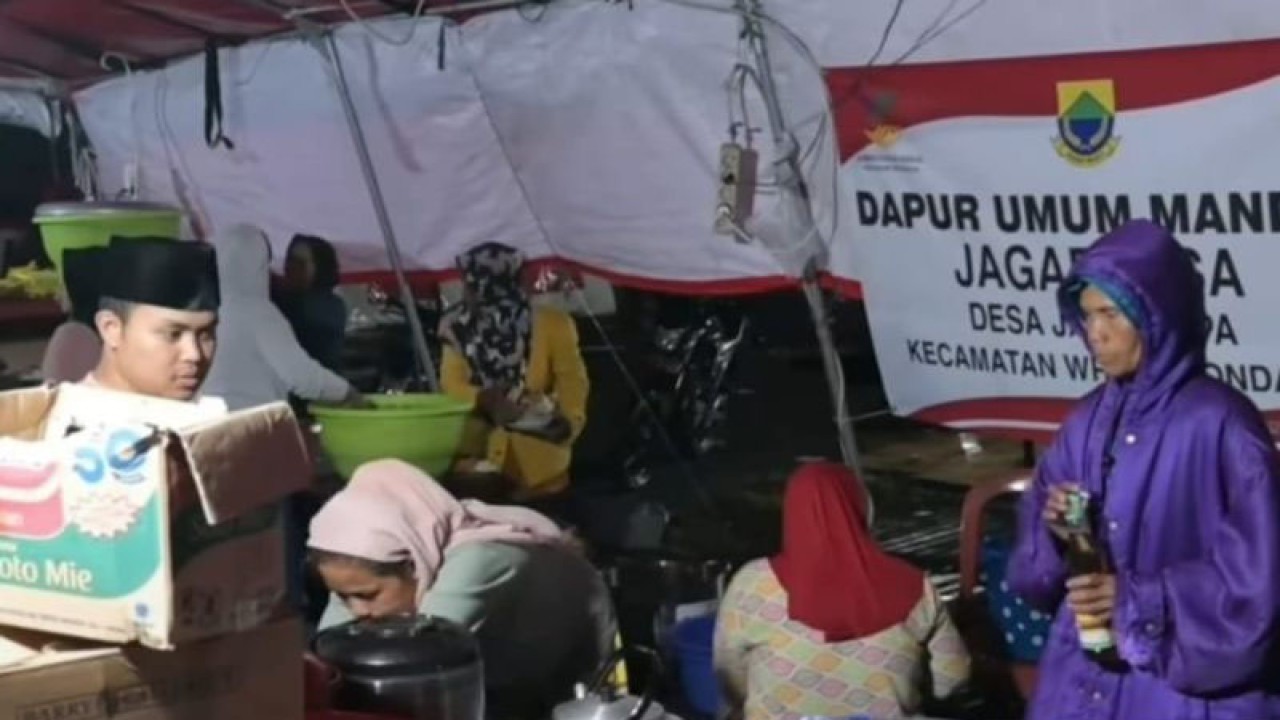 Dapur umum di bangun Pemerintah Kabupaten Cianjur, Jawa Barat, untuk memberikan pelayan bagi warga korban gempa di Kecamatan Warungkondang selama bulan puasa.(ANTARA/Ahmad Fikri). (Ahmad Fikri)