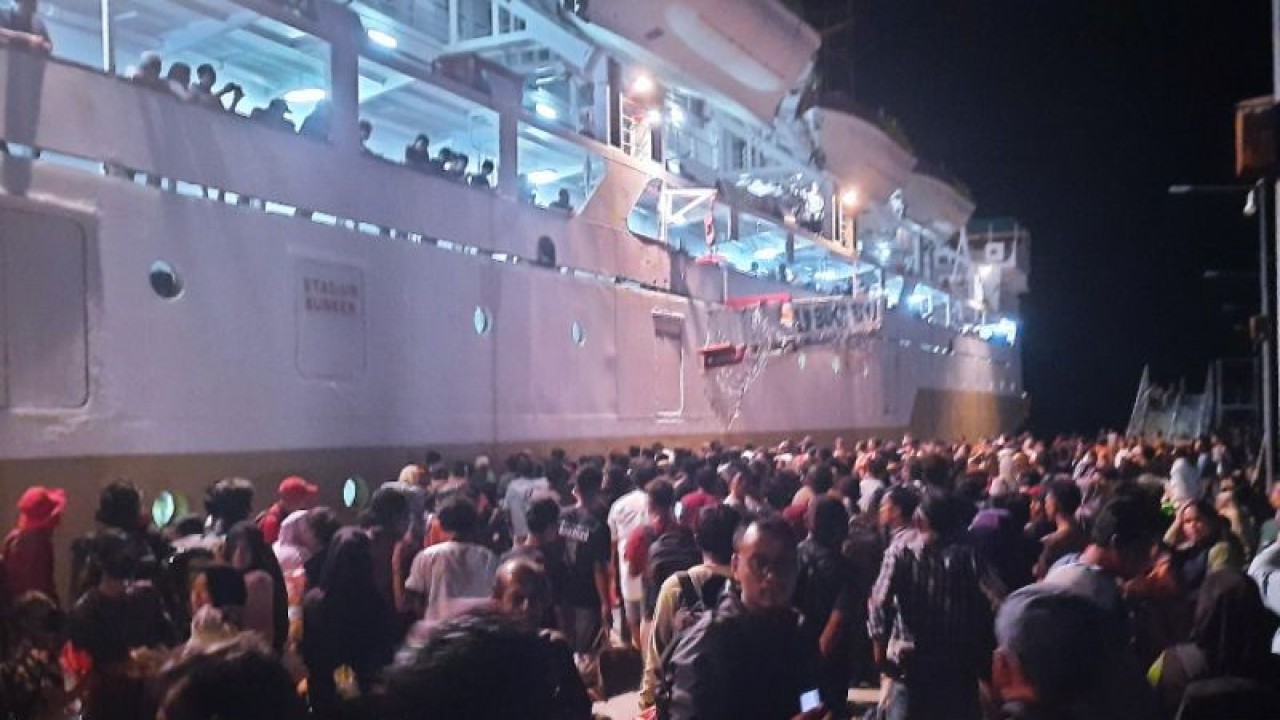 Ratusan warga tampak memadati Pelabuhan PLBN Serasan untuk naik ke atas kapal KM Bukit Raya, Serasan, Natuna, Kepri, Minggu (12/3) malam. (ANTARA/Cherman)