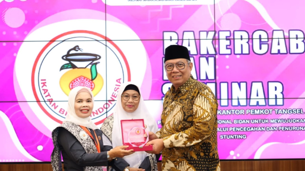Wali Kota Tangerang Selatan Benyamin Davnie (kanan) saat hadiri Raker Ikatan Bidan Indonesia (IBI) Tangsel. Foto Dok Kominfo