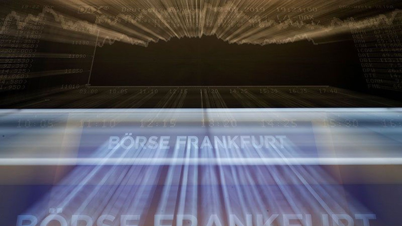 Dokumentasi - Papan indeks saham Jerman (DAX) terlihat pada akhir hari perdagangan di bursa efek Jerman (Deutsche Boerse) di Frankfurt, Jerman, (12/2/2019). ANTARA/REUTERS / Kai Pfaffenbach / File Photo/pri. (REUTERS/KAI PFAFFENBACH)