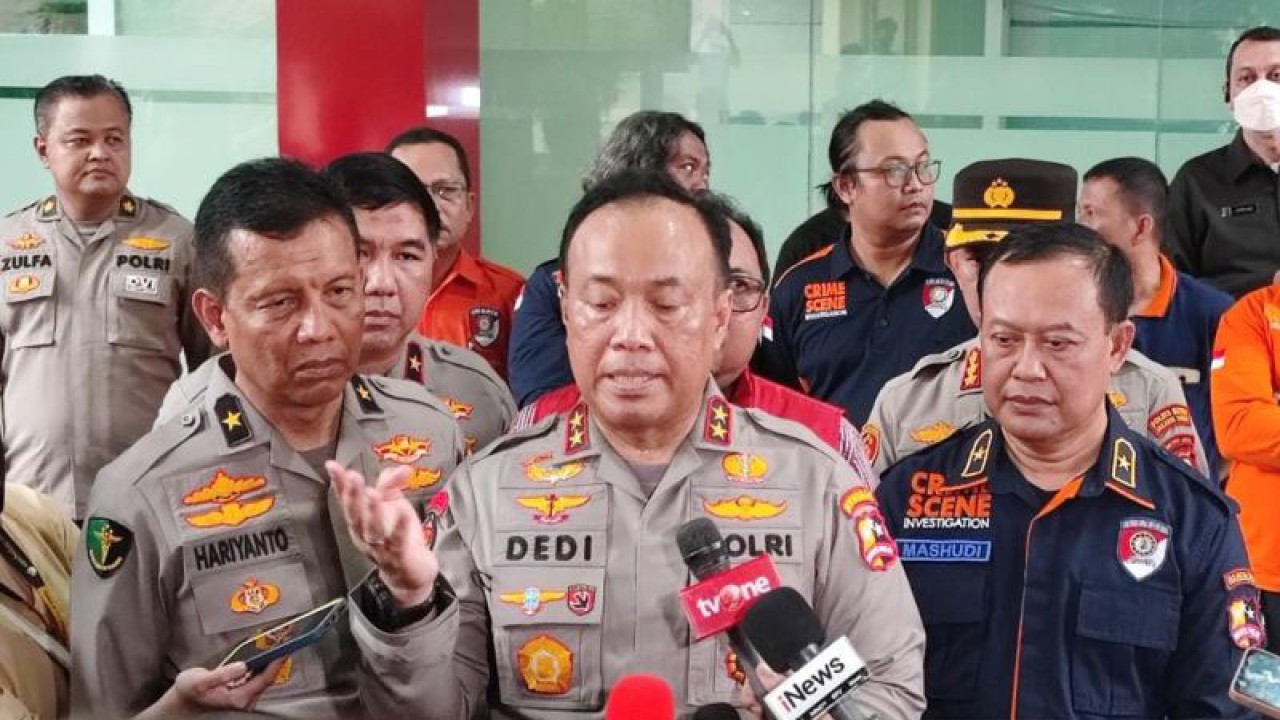 Kadiv Humas Mabes Polri Irjen Pol Dedi Prasetyo saat memberikan keterangan pers di Rumah Sakit Polri, Kramat Jati, Jakarta Timur, Sabtu (4/3/2023). ANTARA/Syaiful Hakim