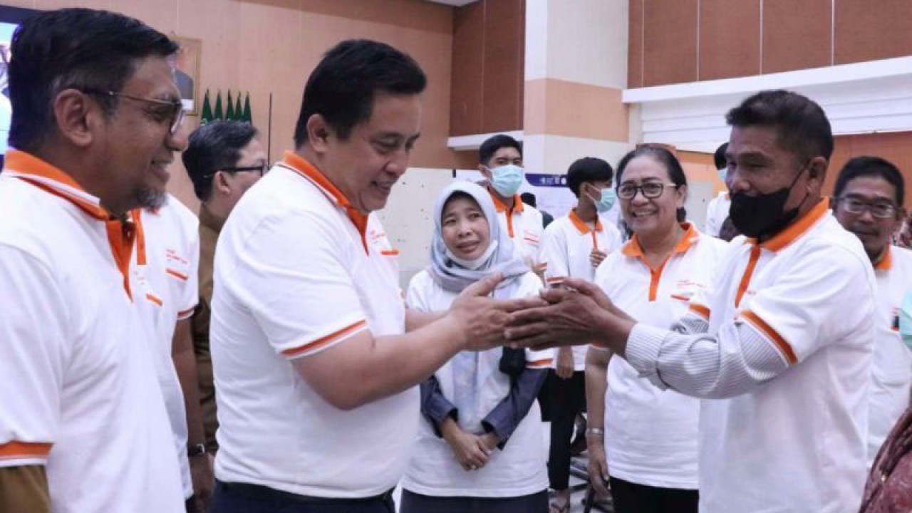 Sekretaris Daerah Kabupaten Bekasi Dedy Supriyadi meluncurkan Program Kota Sahabat Kusta di Gedung Swatantra Wibawa Mukti, Kompleks Perkantoran Pemerintah Kabupaten Bekasi di Kecamatan Cikarang Pusat, Selasa (7/3/2023). (ANTARA/Pradita Kurniawan Syah).