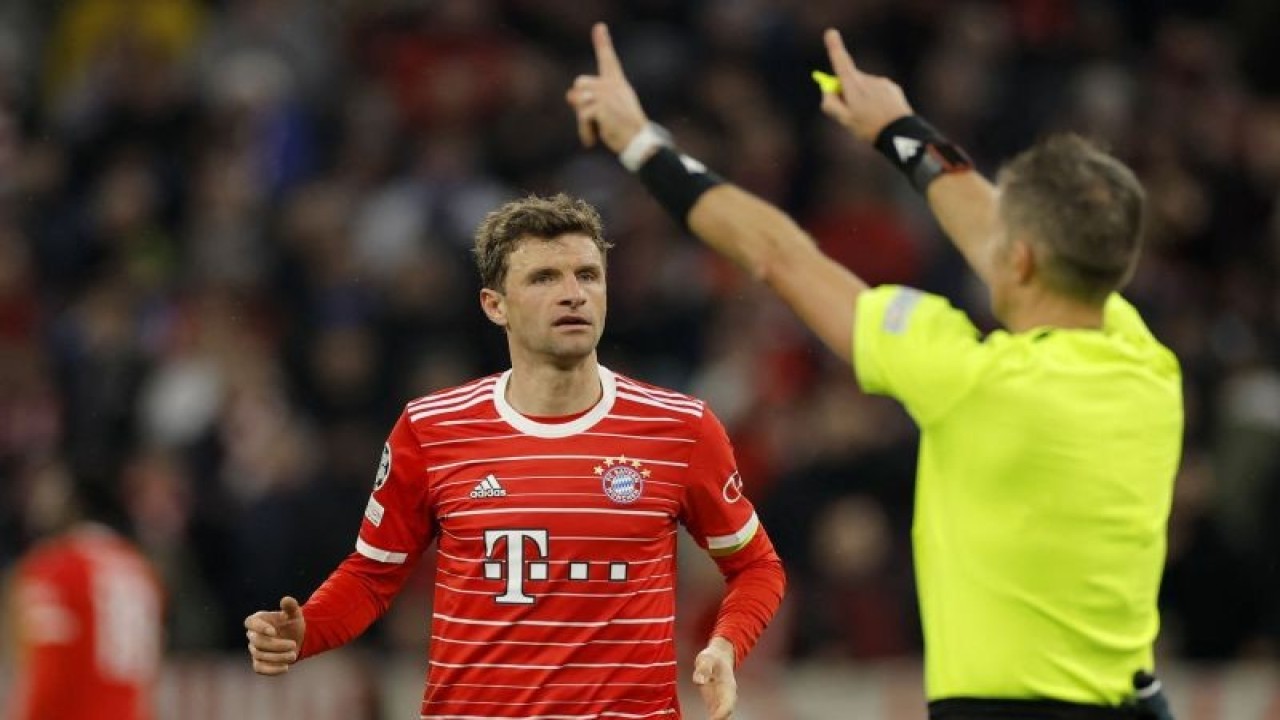 Arsip - Reaksi pemain Bayern Muenchen Thomas Mueller (kiri) saat wasit akan mengecew VAR dalam pertandingan leg kedua babak 16 besar Liga Champions lawan Paris Saint-Germain pada 9 Maret 2023. ANTARA/AFP/ODD ANDERSEN