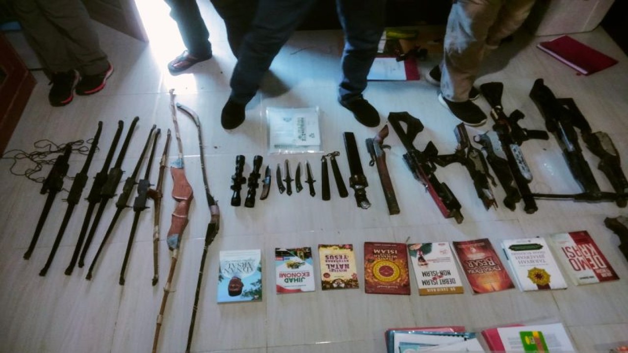 Barang bukti yang diamankan Densus 88 pada penggeledahan di dua rumah di Kabupaten Sigi dan Kota Palu. ANTARA/HO-Polda Sulteng