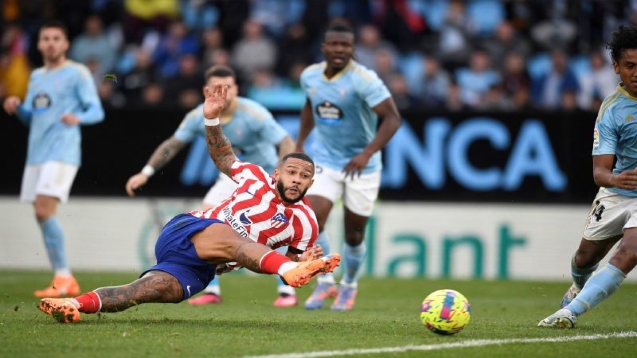 Pemain Atletico Madrid Memphis Depay saat pertandingan melawan Celta Vigo 12 Februari 2023. (AFP/MIGUEL RIOPA)