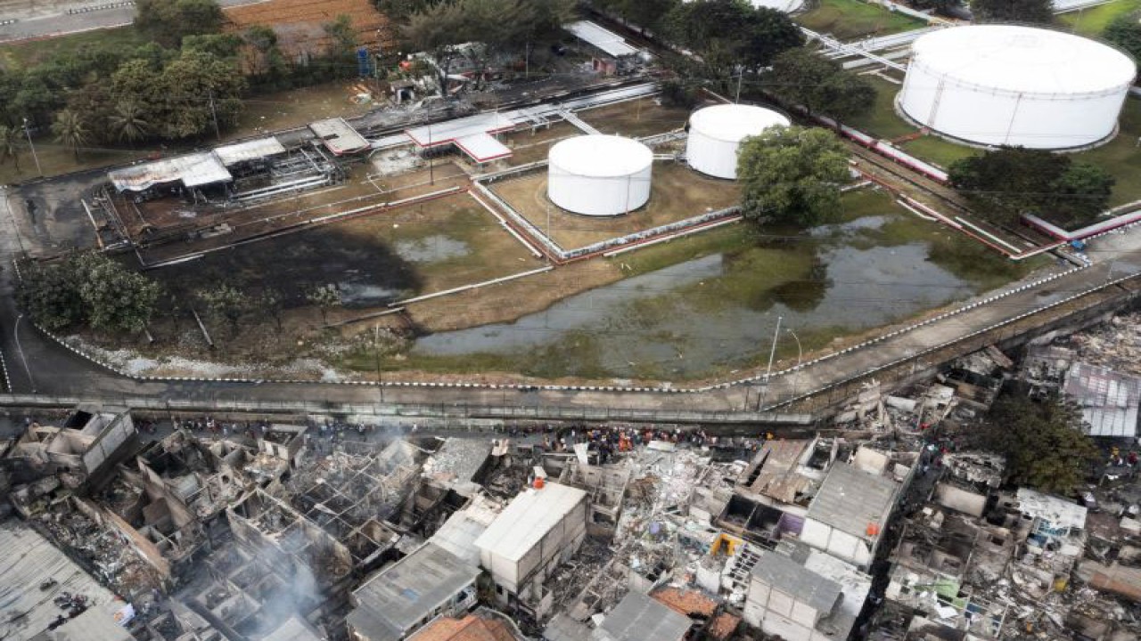 Foto udara permukiman penduduk yang hangus terbakar dampak kebakaran Depo Pertamina Plumpang di Jalan Koramil, Rawa Badak Selatan, Koja, Jakarta, Sabtu (4/3/2023). Kejadian tersebut merenggut 14 nyawa warga dan melukai puluhan lainnya. ANTARA FOTO/M Risyal Hidayat/foc.