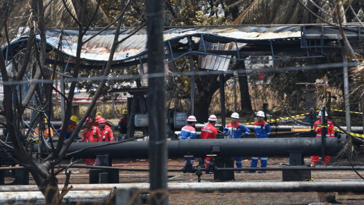 Sejumlah petugas berada di lokasi kebakaran Depo Pertamina Plumpang, Jakarta Utara, Jakarta, Senin (6/3/2023). ANTARA FOTO/Aditya Pradana Putra/rwa.