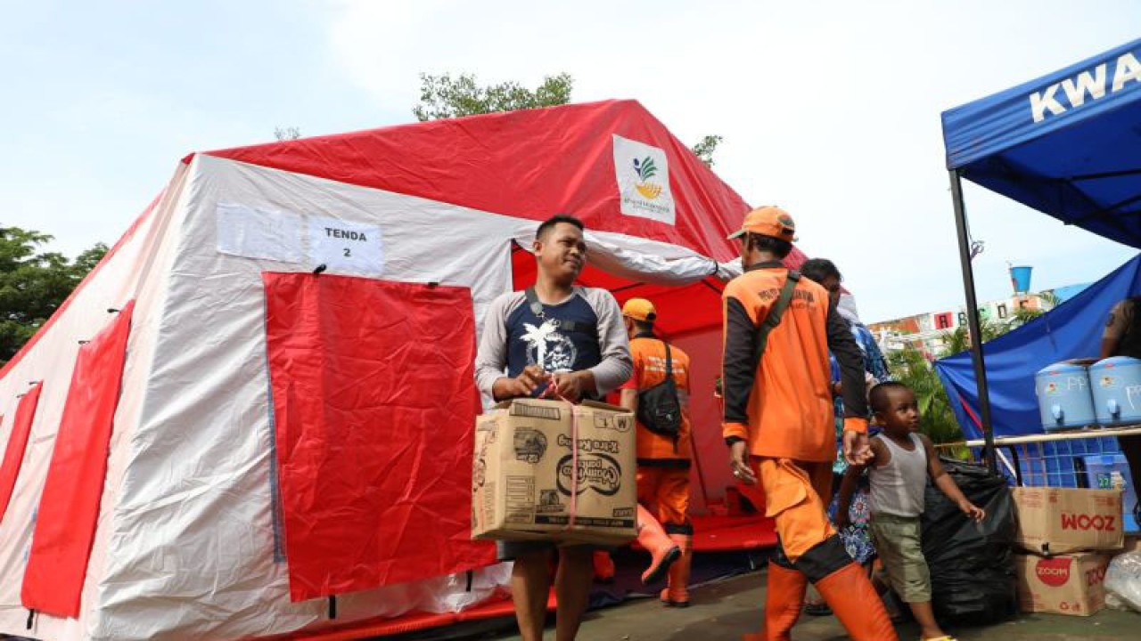 Arsip Foto - Sejumlah pengungsi kebakaran Depo BBM Plumpang ditampung sementara di tenda pengungsian di RPTRA Rasella, Koja, Jakarta Utara, Sabtu (4/3/2023). ANTARA/Dewa Ketut Sudiarta Wiguna