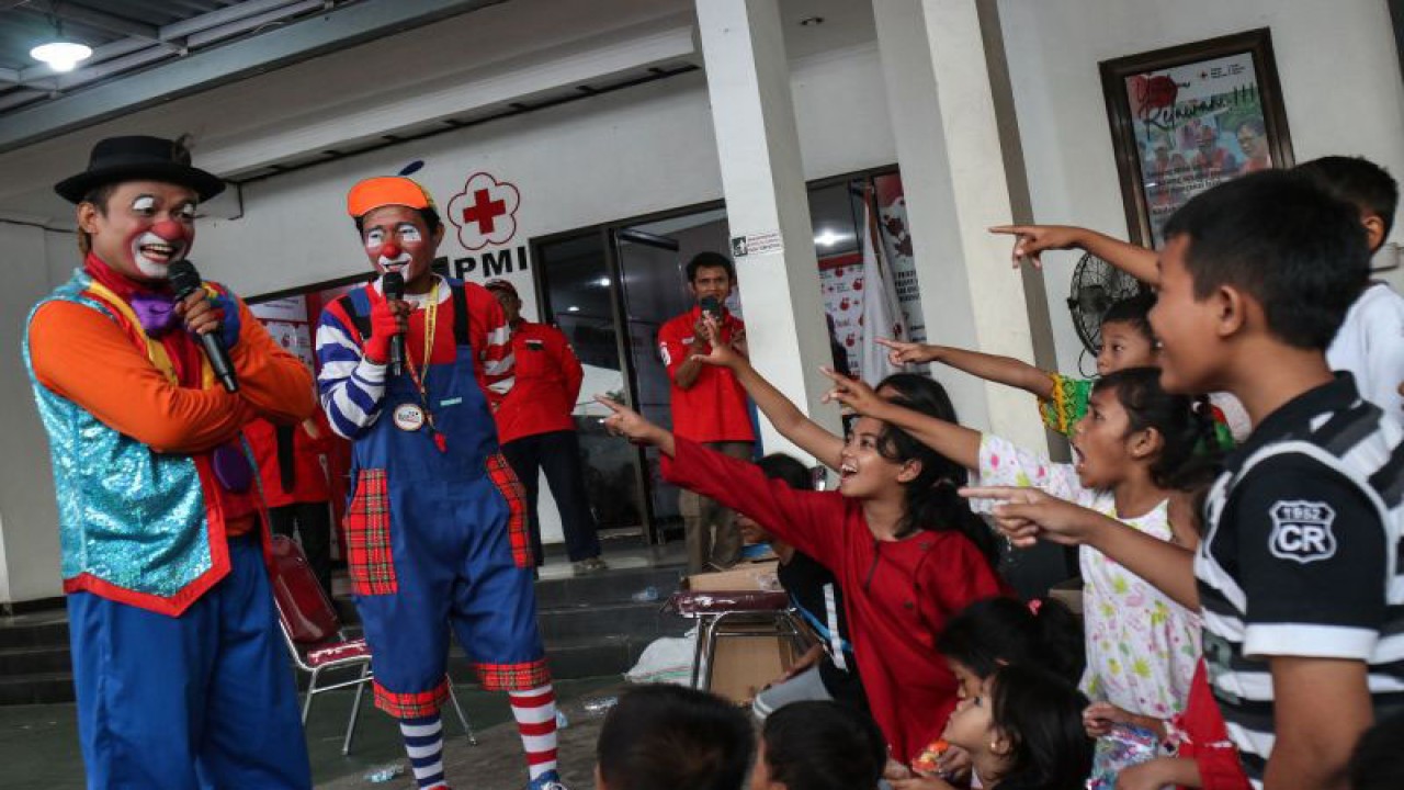 Dua orang badut menghibur anak-anak korban kebakaran Depo Pertamina Plumpang di posko pengungsian di Plumpang, Jakarta Utara, Jakarta, Rabu (8/3/2023). ANTARA FOTO/Prabanndaru Wahyuaji/nym.