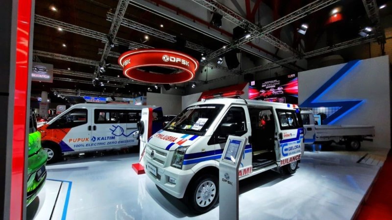 DFSK Gelora E yang dimodifikasi menjadi kendaran ambulans pada ajang IIMS 2023. (ANTARA/Chairul Rohman)