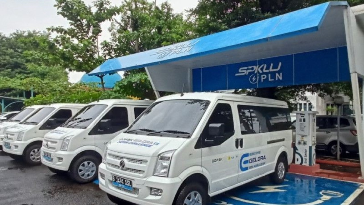 Deretan mobil DFSK Gelora E saat sedang melakukan pengisian daya di stasiun pengisian kendaraan listrik umum (SPKLU) PLN UP3 Bandung, Jawa Barat, Rabu (15/3/2023) (ANTARA/Fathur Rochman)