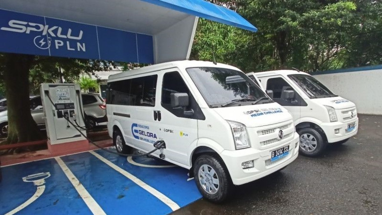 Mobil DFSK Gelora E saat sedang melakukan pengisian daya di stasiun pengisian kendaraan listrik umum (SPKLU) PLN UP3 Bandung, Jawa Barat, Rabu (15/3/2023) (ANTARA/Fathur Rochman)