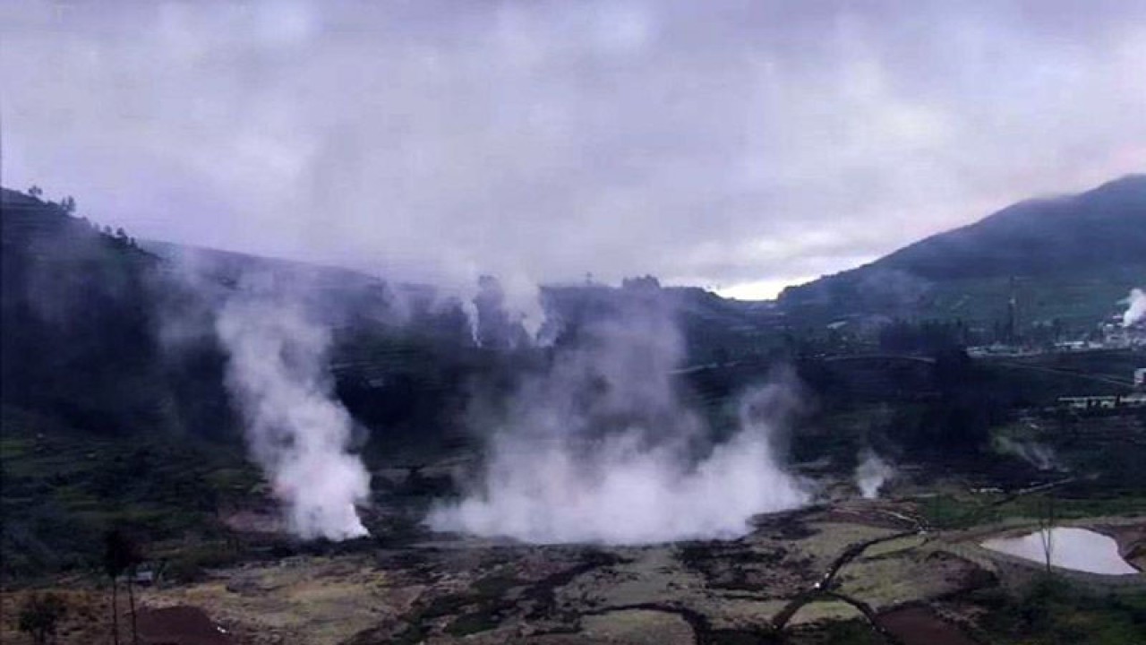 Kondisi kawah Timbang di Gunung Dieng, Kabupaten Banjarnegara, yang terpantau dari CCTV Dieng Sileri, Kamis (24/1/2023). ANTARA/HO-BPBD Kabupaten Batang/am.