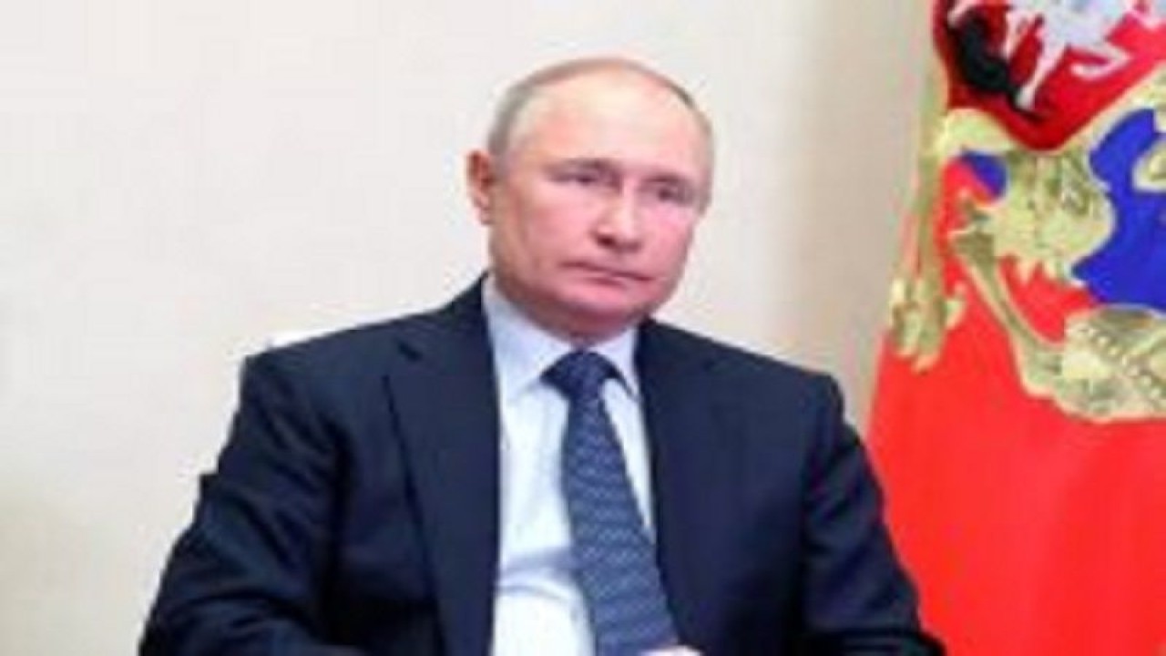 Presiden Rusia Vladimir Putin menggelar rapat terkait isu ekonomi via tautan video pada 18 April 2022. (ANTARA/Xinhua/Kremlin)