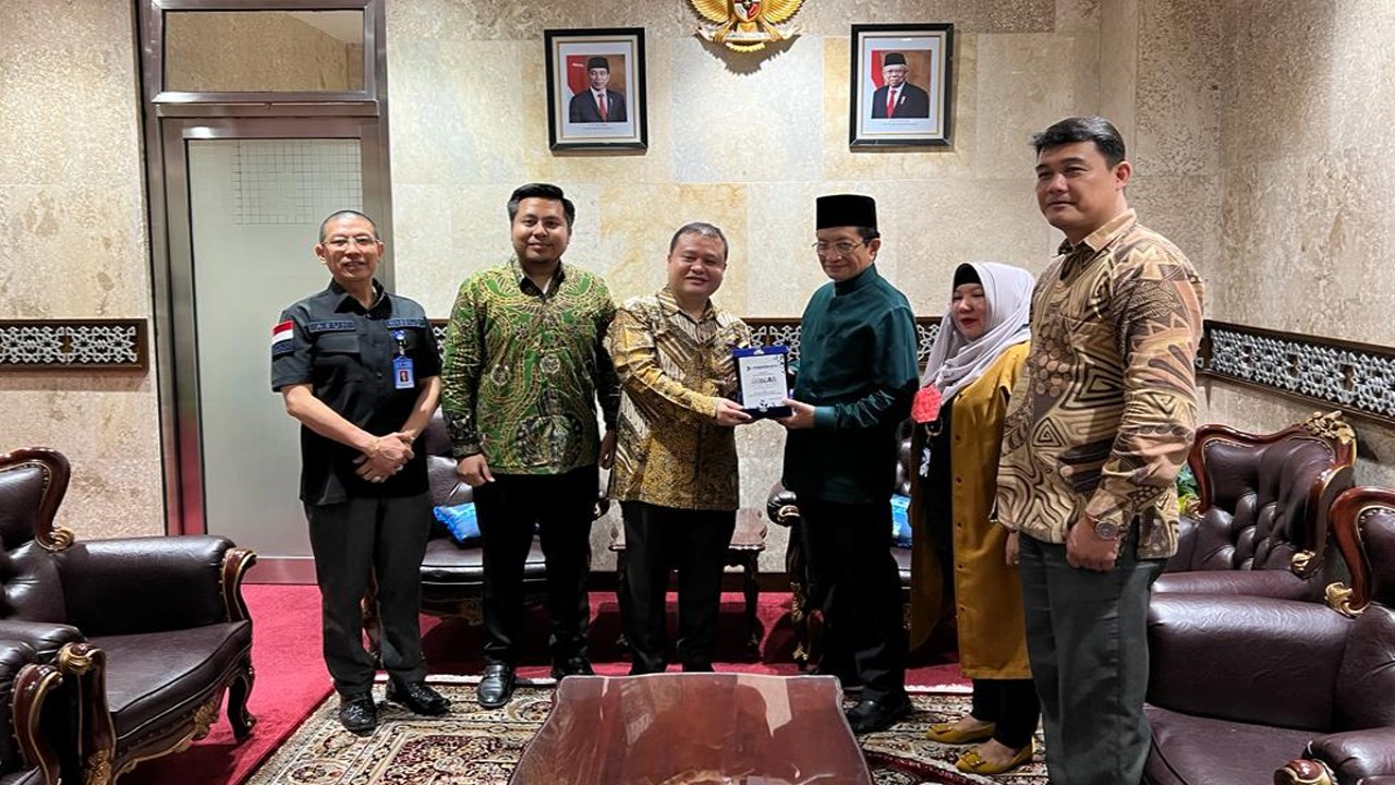 Direktur Keuangan Nusantara TV Dimpos Giarto Valentino saat Penandatanganan Nota Kesepahaman (MoU) dengan Ketua Pelaksana Program Talkshow dan Warung Kerukunan Lintas Agama Indonesia Bangkit dengan Nusantara TV.