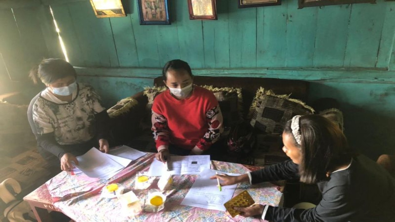 Petugas Dinas Kesehatan Kabupaten Manggarai, NTT memperkuat upaya penemuan kasus tuberkulosis lewat penjaringan dari rumah ke rumah atau dikenal dengan istilah Ketuk Pintu. (ANTARA/HO-Dokumentasi Pribadi)