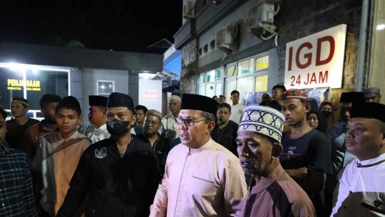 Wali Kota Makassar Moh Ramdhan Pomanto mendatangi rumah sakit untuk memeriksa kondisi korban yang tertimpa reruntuhan kubah Masjid Ittifaqul Jamaah di Jalan Barukang Makassar. ANTARA/HO/Pemkot Makassar