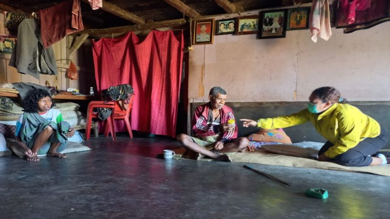 Petugas Dinas Kesehatan Kabupaten Manggarai, NTT memperkuat upaya penemuan kasus tuberkulosis lewat penjaringan dari rumah ke rumah atau dikenal dengan istilah Ketuk Pintu. (ANTARA/HO-Dokumentasi Pribadi)
