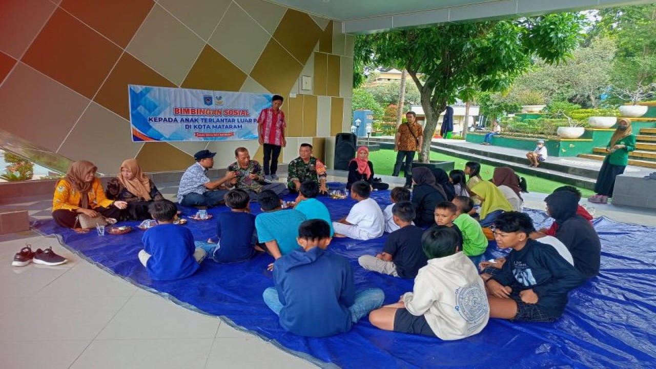 Ilustrasi: salah satu kegiatan bimbingan dan edukasi kepada anak terlantar di Kota Mataram, Provinsi Nusa Tenggara Barat, pada akhir tahun 2022. (Foto: ANTARA/HO Dinsos Mataram)