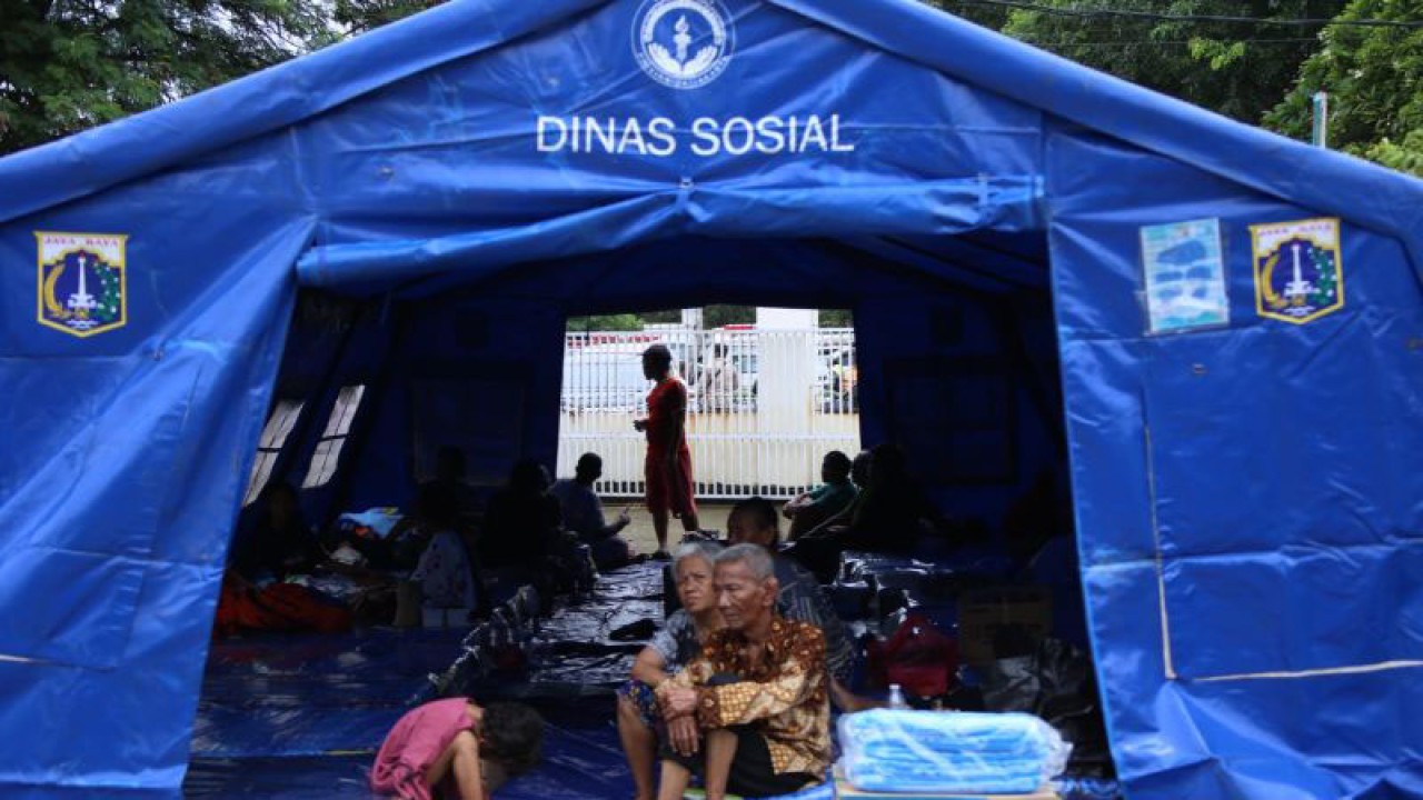 Sejumlah pengungsi kebakaran depo Pertamina menghuni salah satu tenda di RPTRA Rasella, Koja, Jakarta Utara, Sabtu (4/3/2023). ANTARA/HO-Pemprov DKI