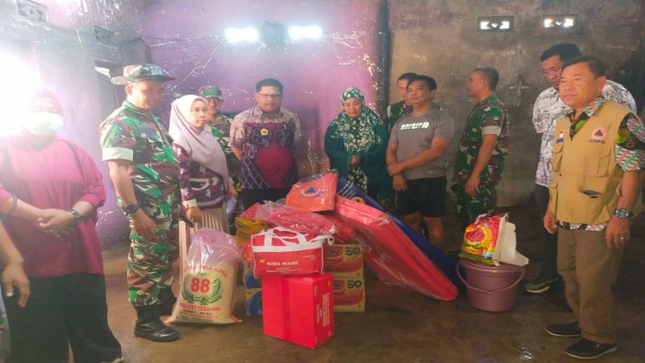 Dinsos Pinrang menyalurkan bantuan kepada korban terdampak kebakaran di Pinrang, Kamis (9/03/2023). ANTARA Foto/HO-Humas Pemkab Pinrang