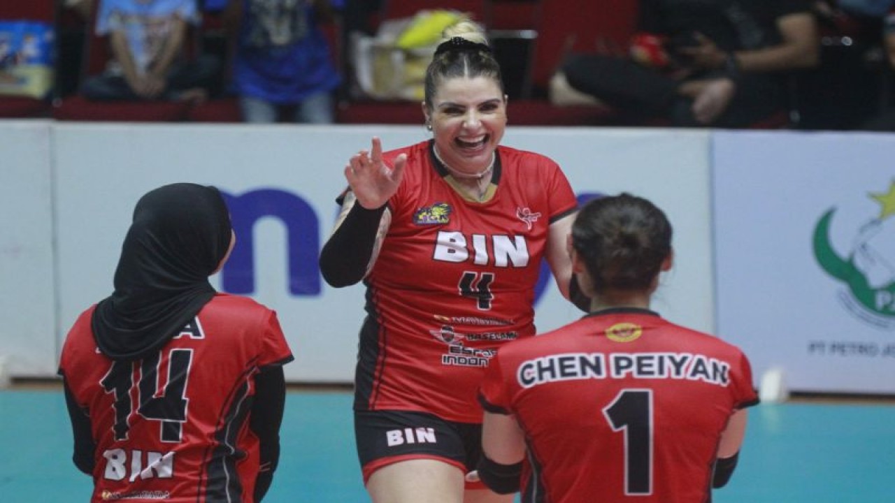 Pemain tim Jakarta BIN Fernanda Tome (tengah) yang meraih gelar top skor putri pada kompetisi bola voli PLN Mobile Proliga 2023. (ANTARA/Humas Proliga)