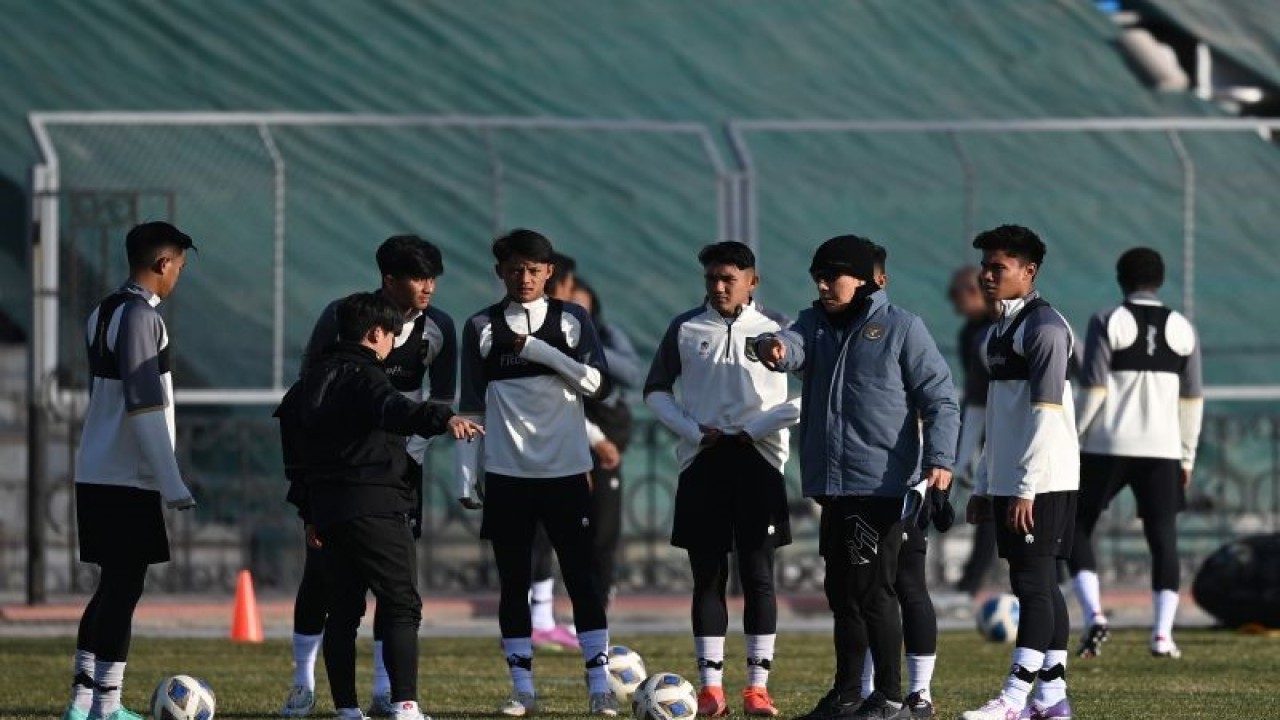 Pelatih Timnas U-20 Indonesia Shin Tae Yong (kedua kanan) memberikan instruksi kepada tim asuhannya saat sesi latihan resmi jelang Piala Asia U-20 di Tashkent State Transport University, Uzbekistan, Selasa (28/2/2023). Timnas U-20 Indonesia yang berada di Grup A akan menjalani pertandingan perdananya melawan Timnas Irak pada Rabu 1 Maret 2023 di Stadion Lokomotiv, Tashkent, Uzbekistan. ANTARA FOTO/Sigid Kurniawan/hp.