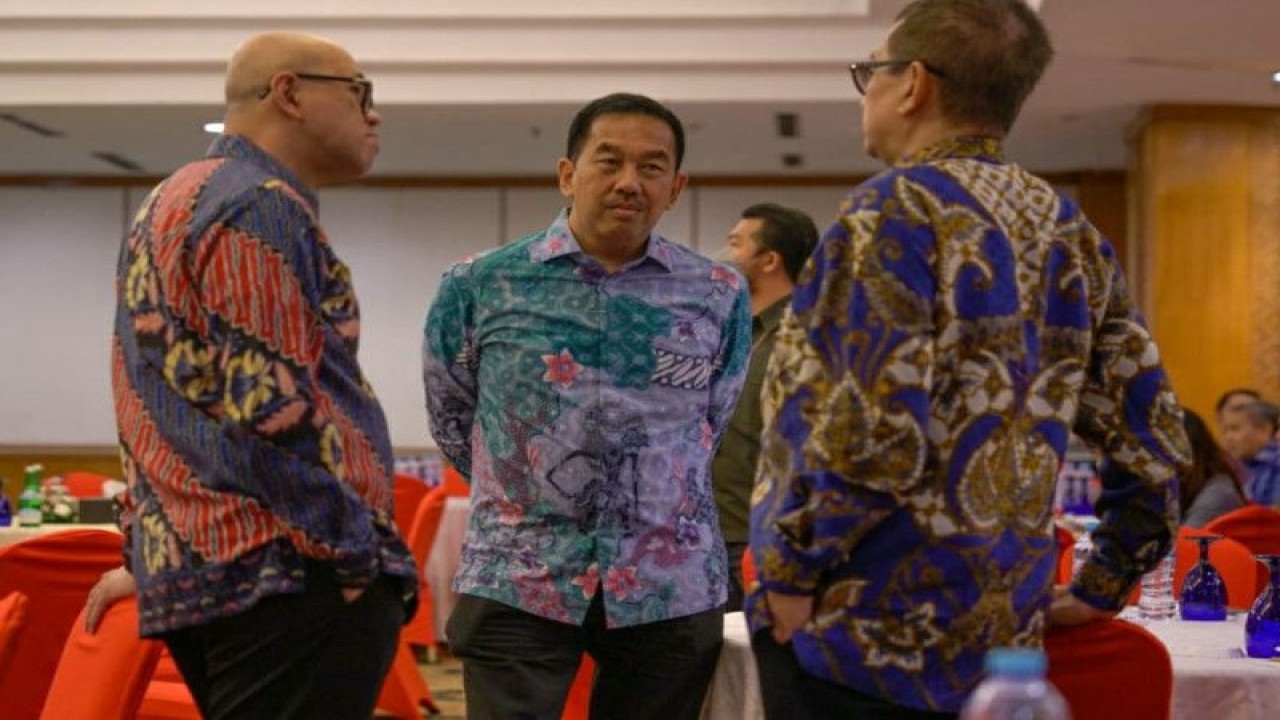 Dirut PT Angkasa Pura II Muhammad Awaluddin (tengah) saat acara pelantikan pengurus Masyarakat Transportasi Indonesia (MTI) di Jakarta, Rabu (22/3/2023). ANTARA/HO-Angkasa Pura II