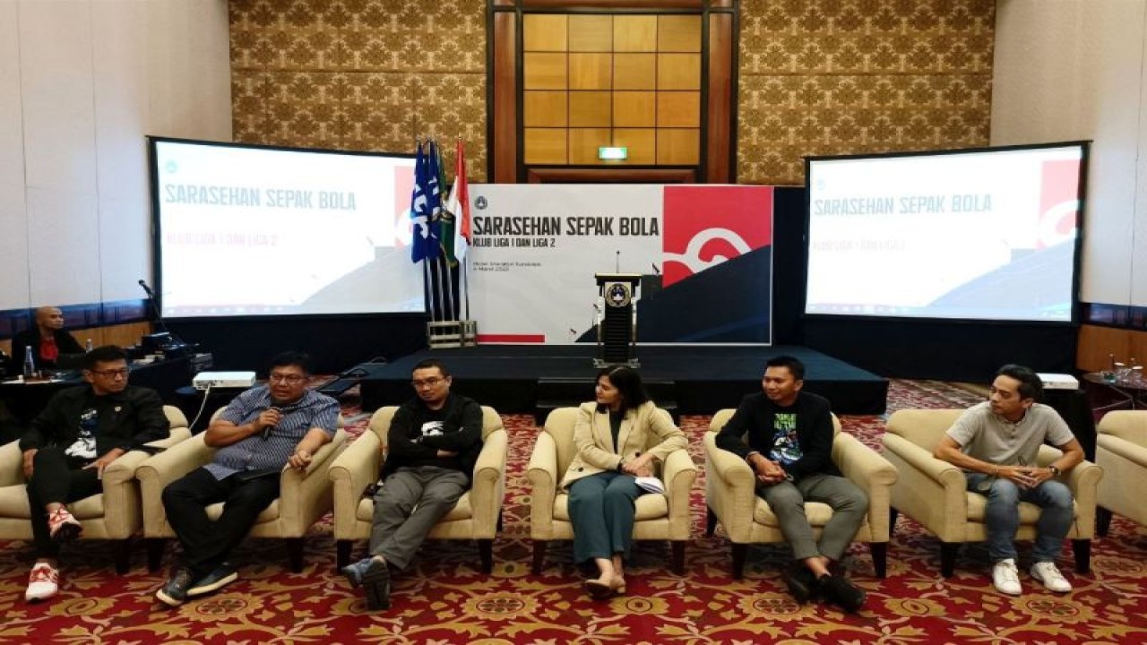 Pengurus PSSI dan perwakilan klub saat konferensi pers menyampaikan hasil Sarasehan Sepak Bola yang digelar PSSI di Surabaya, Sabtu (4/3/2023). (ANTARA/Naufal Ammar Imaduddin)