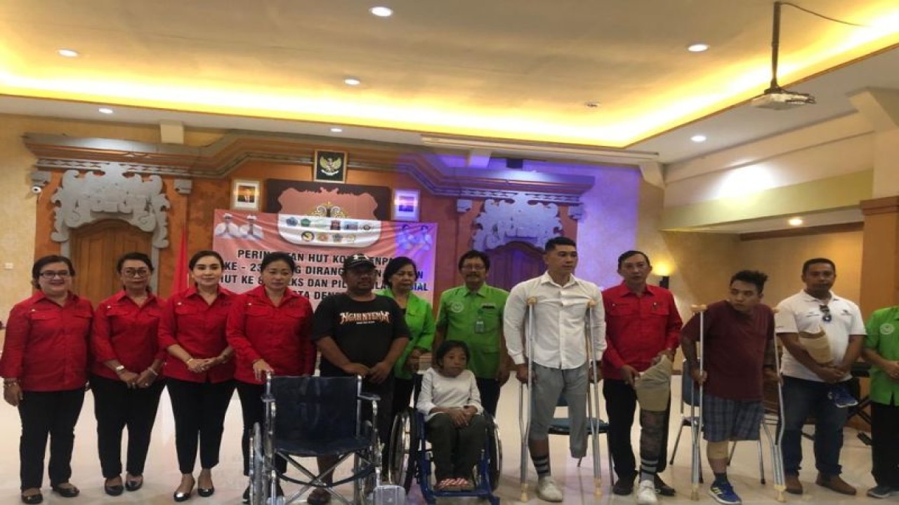 Pemberian bantuan berupa alat bantu dan sembako kepada disabilitas dan lansia di Denpasar, Bali, Minggu (12/3/2023). ANTARA/Ni Putu Putri Muliantari