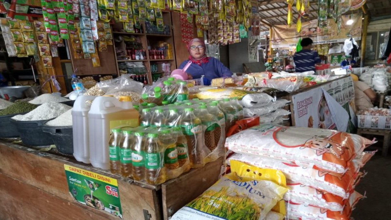 Aktivitas pedagang kebutuhan pokok di salah satu pasar tradisional di Kota Mataram, Provinsi Nusa Tenggara Barat. (ANTARA/Nirkomala)