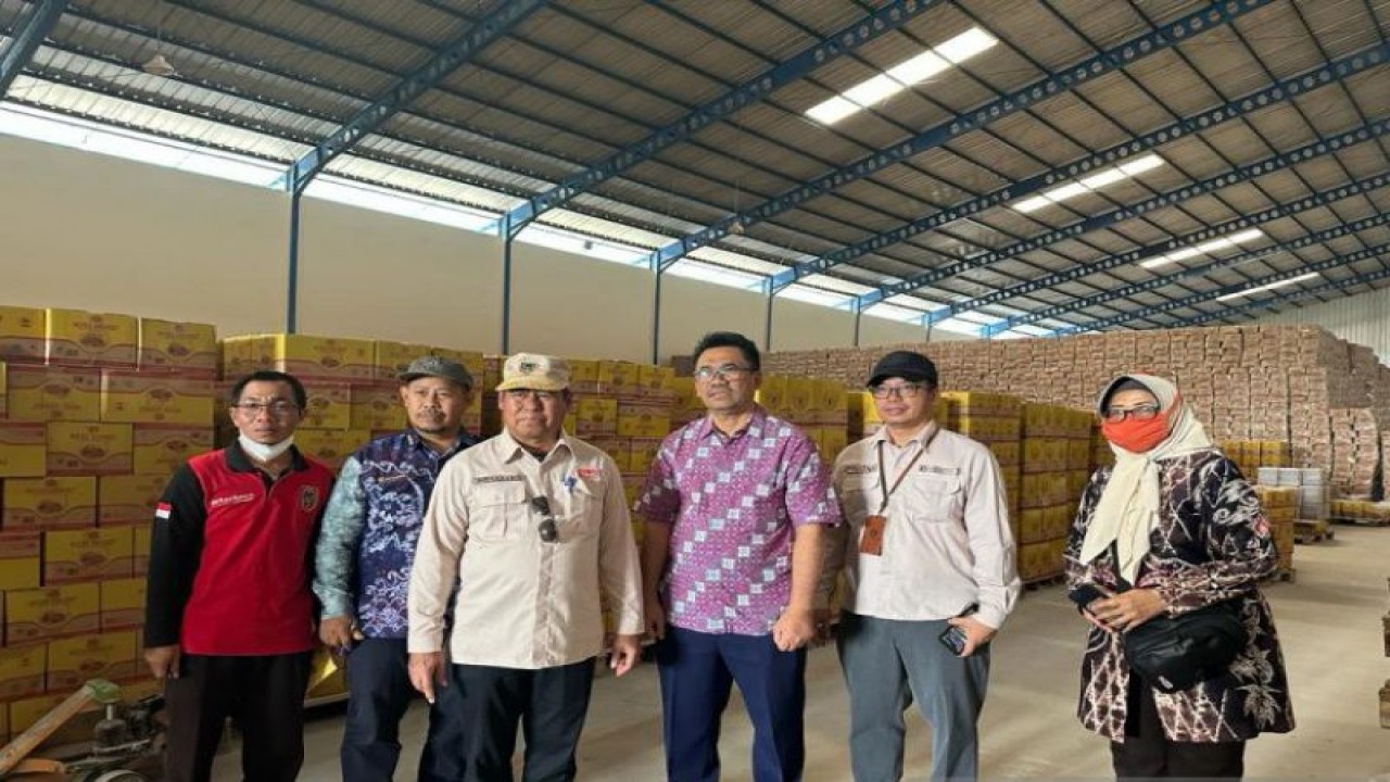 Kepala Dinas Perdagangan Provinsi Kalimantan Selatan Birhasani memimpin langsung monitoring stok minyak goreng di distributor besar di Banjarmasin, Minggu. (ANTARA/HO-Diskominfo Kalsel)