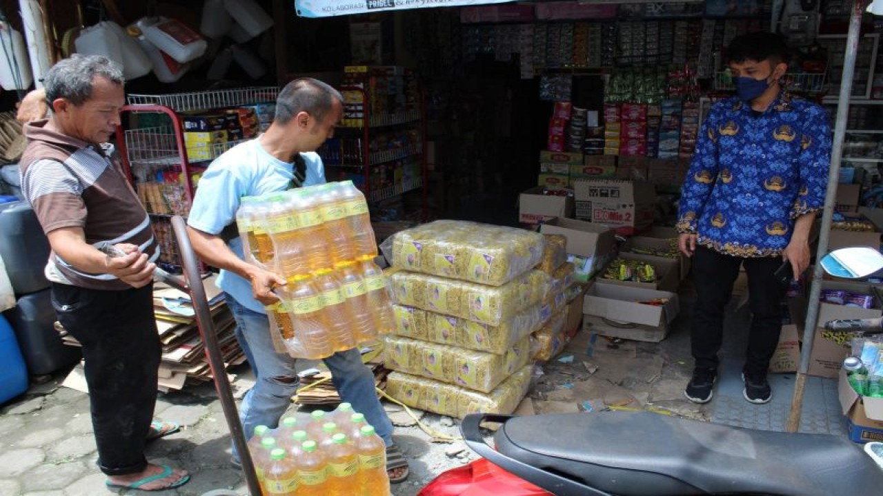 Distributor minyakita mendistribusikan minyak gore ke pedagang pasar rakyat di Kulon Progo. (ANTARA/HO-Dokumen Dinas Perdagangan dan Perindustrian Kulon Progo)