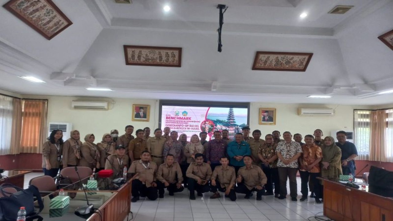 Rombongan Diakominfo SP Sulawesi Selatan berfoto bersama dalam kunjungan kerjanya ke Diskominfo Bali.ANTARA/HO
