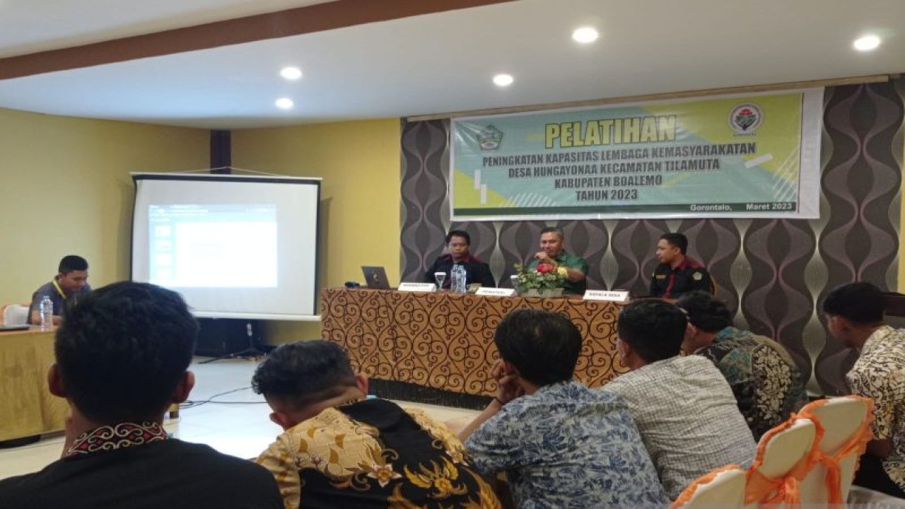 Kepala Diskominfotik Provinsi Gorontalo, Rifli Katili, memberi materi pada Penguatan Kapasitas Lembaga Kemasyarakatan Desa Hungayonaa. (ANTARA/HO-Kominfotik)