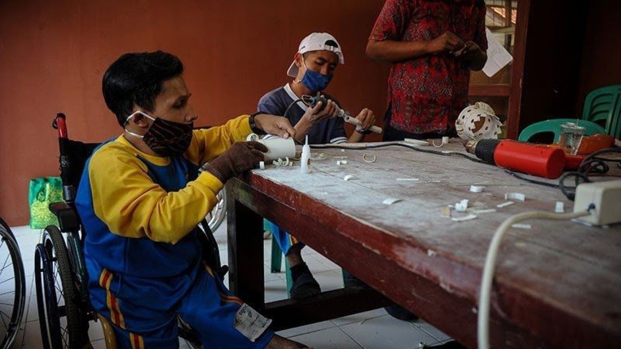 Sejumlah penyandang disabilitas mengikuti pelatihan membuat kriya dari limbah paralon di Panti Dinas Sosial Provinsi Jawa Barat, Cimahi, Jawa Barat, Jumat (11/9/2020). (Dok ANTARA)