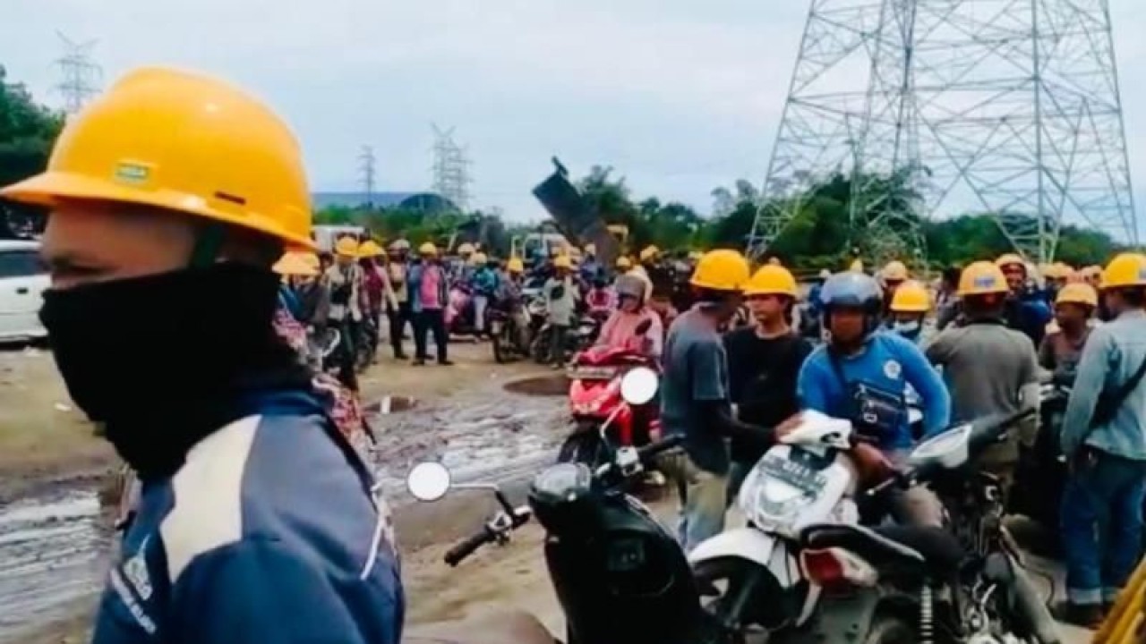 Tangkapan layar - Ratusan pekerja sub kontraktor pelaksana pembangunan Pembangkit Listrik Tenaga Uap (PLTU) 3-4 Nagan Raya, Provinsi Aceh, melancarkan aksi mogok kerja di depan pintu masuk ke proyek PLTU 3-4 di kawasan Desa Suak Puntong, Kecamatan Kuala Pesisir, Nagan Raya, terkait terlambatnya pembayaran gaji, Selasa (14/3/2023). (ANTARA/HO)