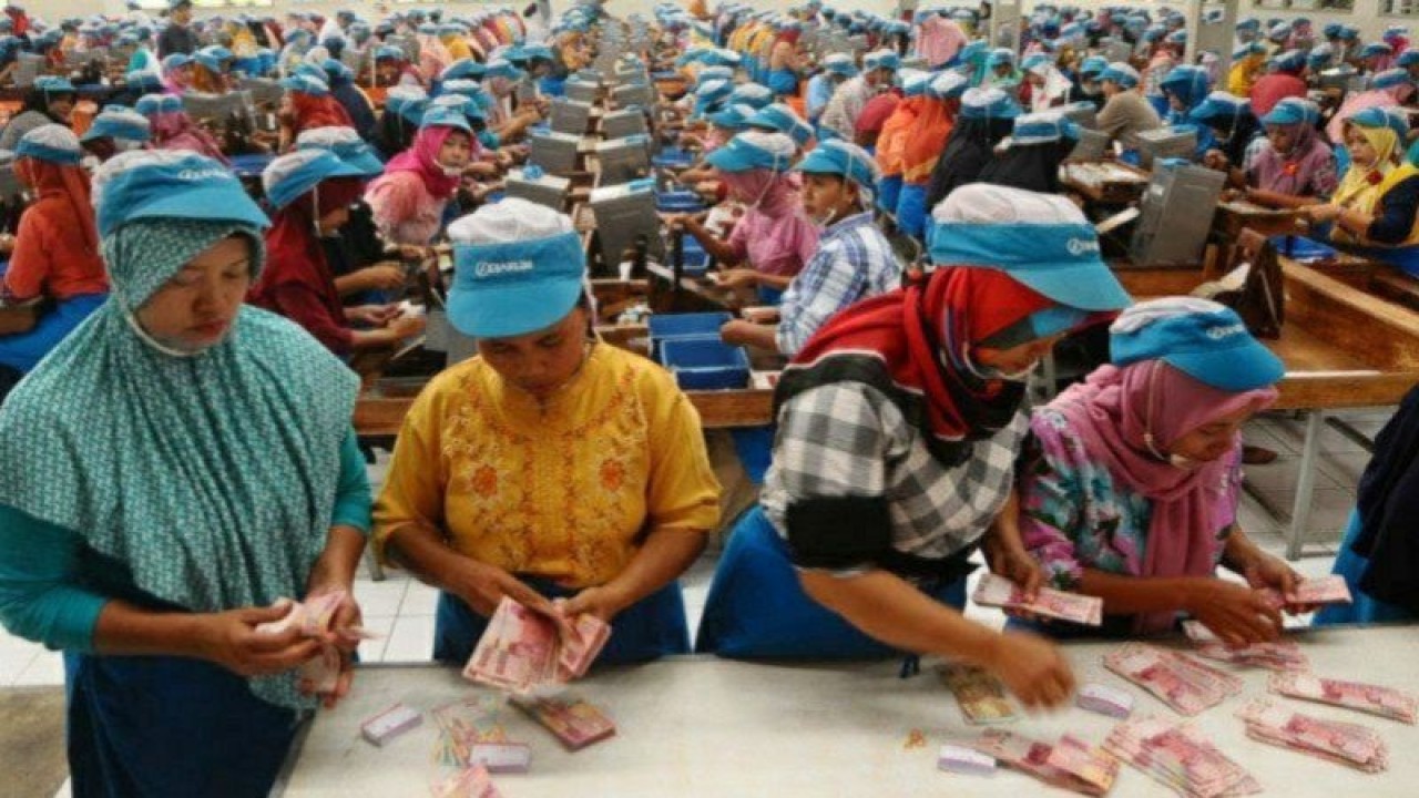 Ilustrasi - Sejumlah pekerja pabrik rokok menghitung uang Tunjangan Hari Raya (THR) Lebaran saat pembagian di Kudus, Jawa Tengah (ANTARA FOTO/Yusuf Nugroho/foc/pri)