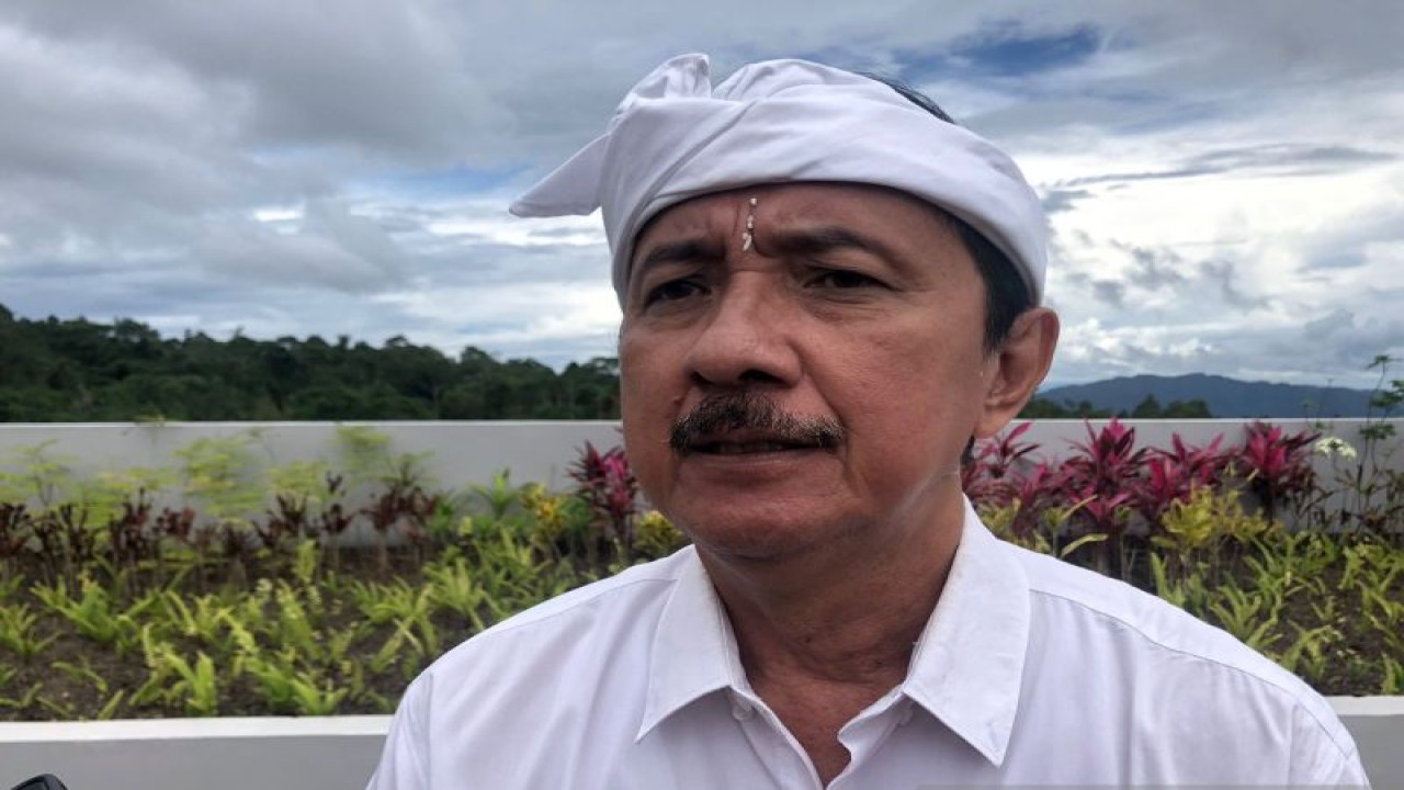 Kepala Dinas Pariwisata Bali Tjok Bagus Pemayun saat diwawancara soal WNA protes suara kokok ayam di Kabupaten Karangasem, Senin (6/3/2023). (ANTARA/Ni Putu Putri Muliantari)