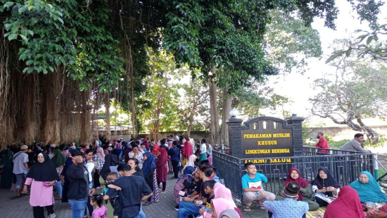 Makam Loang Baloq Sekarbela, Kota Mataram, Provinsi Nusa Tenggara Barat, di Makam Loang Baloq salah satu makam yang dikeramatkan warga dan menjadi pusat perayaan Lebaran "Topat" (ketupat) setiap tahun. (Foto: ANTARA/Nirkomala)