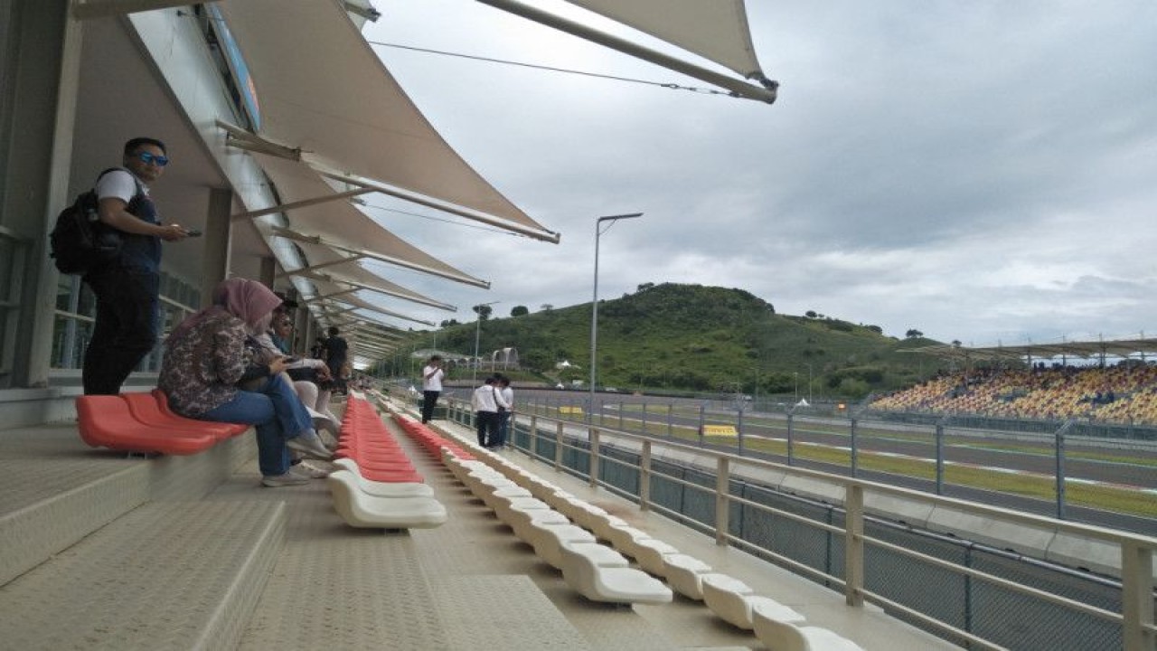 Kursi tribun VIP pada ajang WSBK 2023 di Sirkuit Mandalika, Lombok, Nusa Tenggara Barat (NTB) masih terlihat kosong, Minggu (5/3/2023). ANTARA/Akhyar.