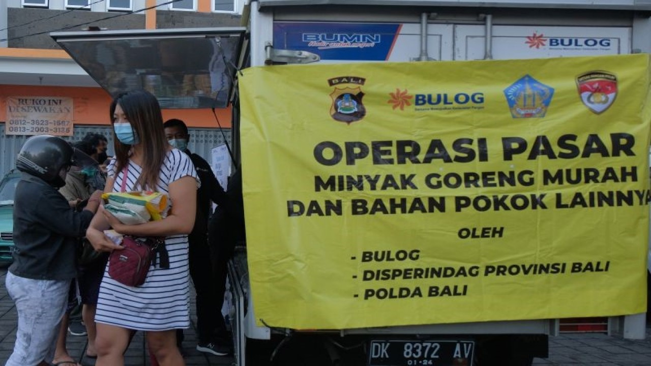 Warga membeli minyak goreng dan gula saat operasi pasar di Pasar Kreneng, Denpasar, Bali, Kamis (13/1/2022). . ANTARA FOTO/Nyoman Hendra Wibowo/rwa.