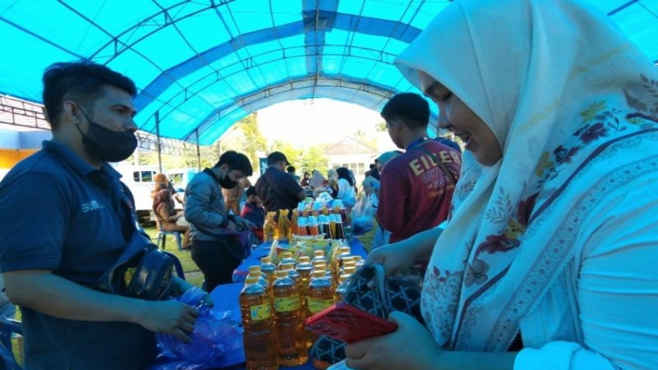 Pasar pangan murah, yang digelar Disperindag Sultra dan Bank Indonesia Sultra, di Kendari, Sultra, Senin (13/3/2023). ANTARA/M Harianto