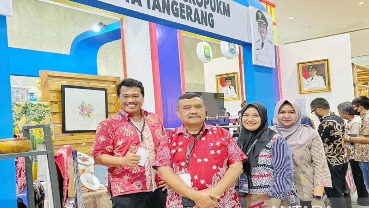 Kepala Disperindagkop UKM, Suli Rosadi (depan) bersama pegawai saat berada di stan Inacraft 2023 di Balai Sidang Senayan Jakarta, 1-5 Maret 2023.