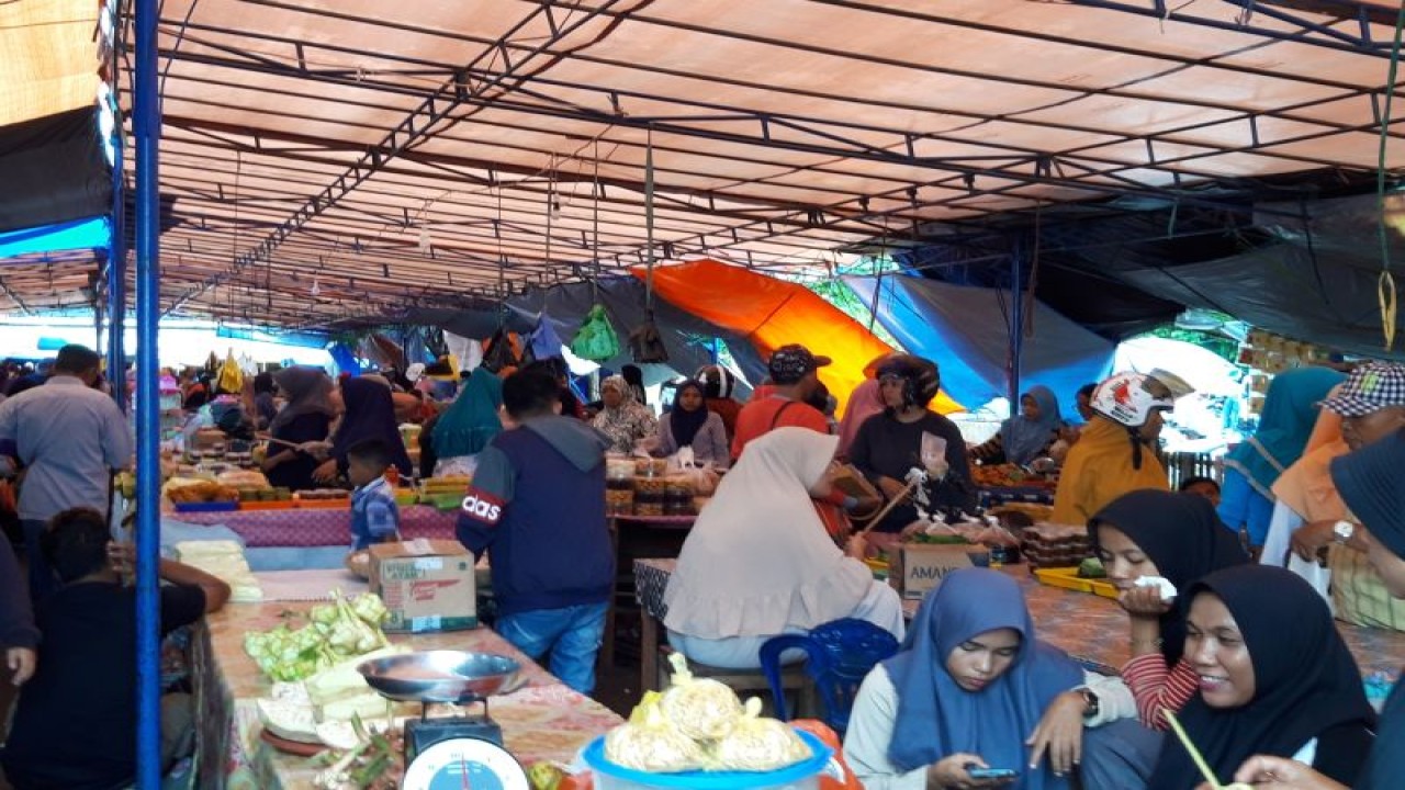 Suasana hari pertama bulan suci Ramadhan, puluhan pedagang memadati halaman parkir pasar Gamalama untuk menjajakan berbagai kebutuhan sembako dan takjil untuk berbuka, Kamis (23/3/2023). ANTARA/Abdul Fatah (Abdul Fatah)