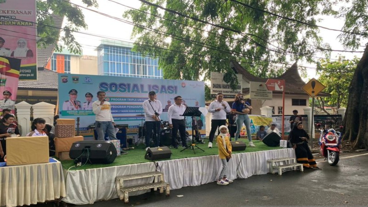Sosialisasi Program Penghapusan Data Kendaraan yang menunggak pajak selama tujuh tahun di Car Free Day Jalan Rasuna Said Kota Padang, Sumbar, Minggu (19/3/2023). ANTARA/Mario