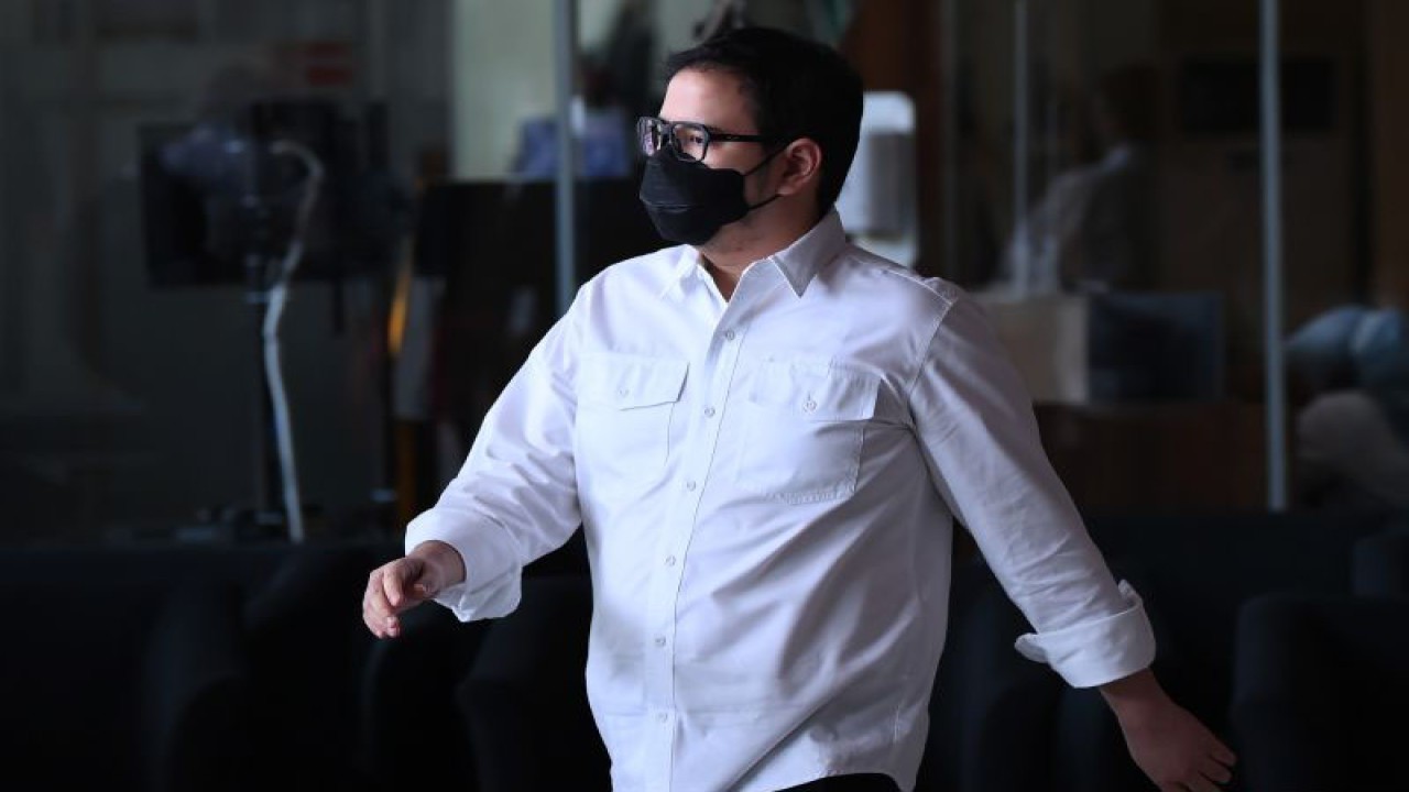 Mahendra Dito Sampurno atau Dito Mahendra berjalan keluar usai diperiksa sebagai saksi kasus dugaan korupsi dan TPPU dengan tersangka mantan sekretaris Mahkamah Agung Nurhadi di Gedung Merah Putih KPK, Jakarta, Senin (6/2/2023). (ANTARA FOTO/Sigid Kurniawan/foc)
