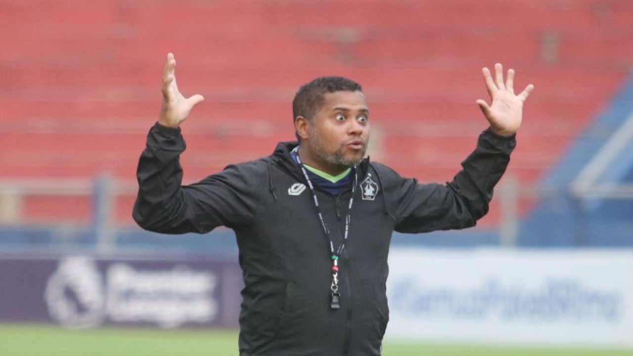 Pelatih baru Persik Kediri Divaldo Alves memberikan arahan kepada pemain saat memimpin latihan di Stadion Brawijaya, Kota Kediri, Jawa Timur, Rabu (31/8/2022). ANTARA FOTO/Prasetia Fauzani/aww.